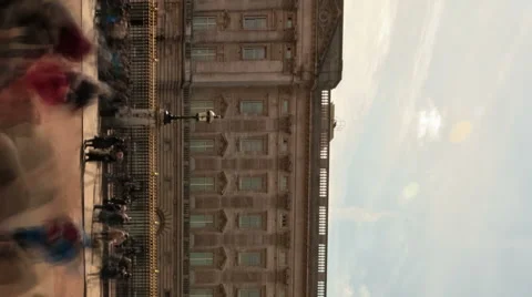 Vertical time-lapse of Buckingham Palace with tourists in front. Stock Footage 54102228