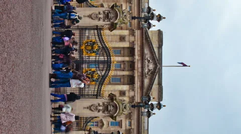 Vertical time-lapse of Buckingham Palace in London Stock Footage 54225241