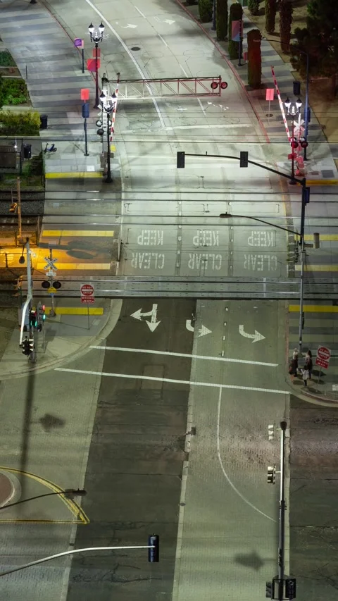 Vertical time lapse of a busy intersection in downtown San Diego at night Video stock 336494697