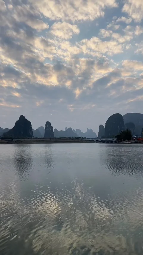 Vertical Time Lapse Cloudy Sky Over Guilin Karst Mountains and Bridge Vídeos de archivo 327043626