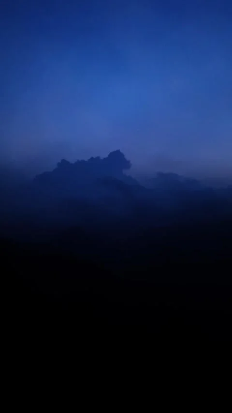 Vertical Time Lapse Deep Blue Misty Sea of Clouds in Highlands Vídeos de archivo 332970261