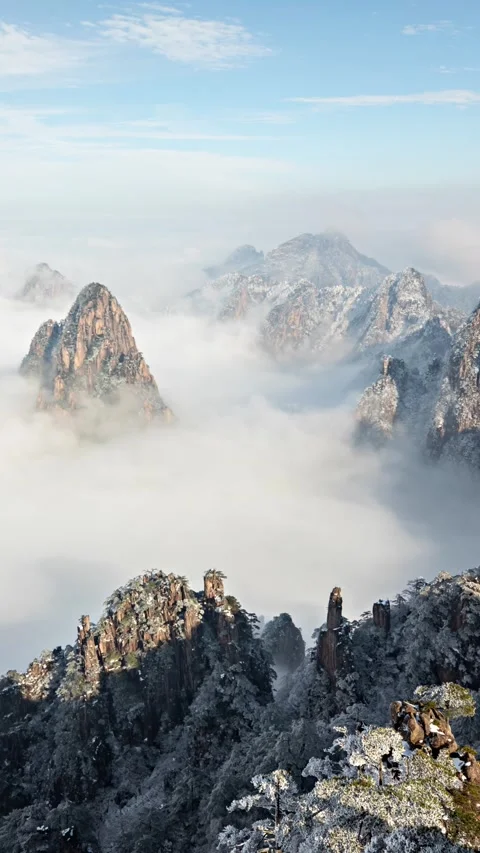 Vertical time lapse fog surrounding the Yellow Mountains in China Stockbeeldmateriaal 337249305