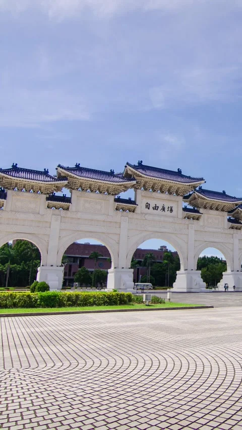 Vertical time lapse giant main gate of Chiang Kai Shek Memorial hall nation.. Stock Footage 253386589