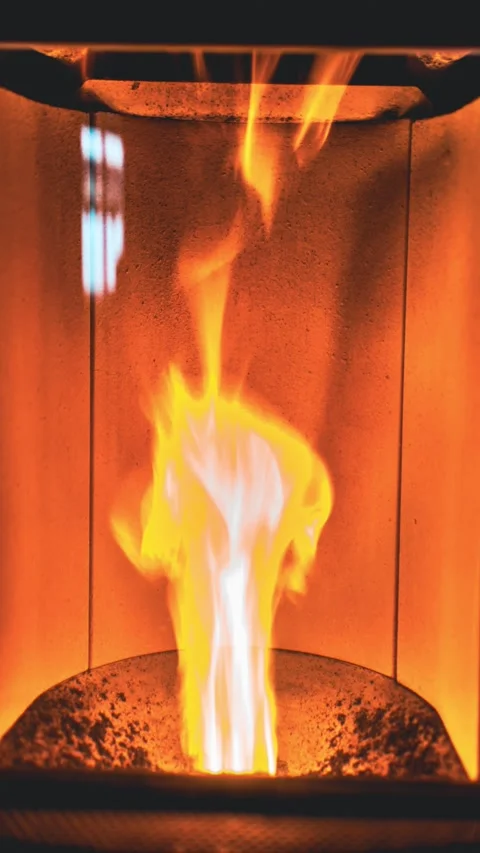 Vertical time lapse of a pellet stove, view of the hearth, flame decreasing.. 库存影片 266980085