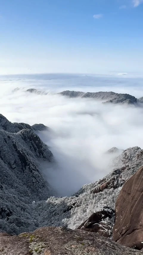 Vertical Time-lapse Rapid Sea of Clouds Flowing Over Mountain Peaks from Sum Vídeos de archivo 328276842
