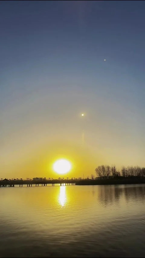 Vertical Time-lapse of Rare Sun Dogs (Parhelia) Phenomenon - Three Suns Over Video stock 326273320