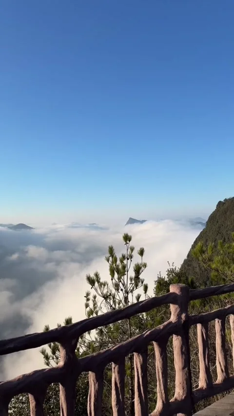 Vertical Time Lapse of Sea of Clouds Flowing over Mountain Peaks with Windy Vídeos de archivo 327113476