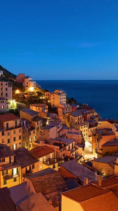 Vertical Time Lapse of the seaside village of Riomaggiore in Italy Video stock 336191101
