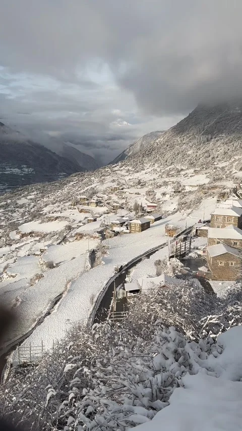 Vertical Time Lapse Snow Covered Jiaju Tibetan Village Sichuan China Видео 332962606