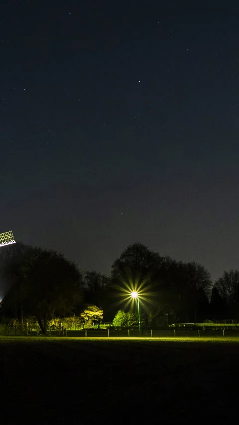 Vertical time lapse of a traditional windmill in the peaceful countryside of Vidéo 332789352