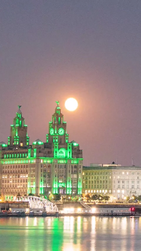 Vertical time lapse video of a full moon over Liverpool waterfront, England Stock Footage 285059966