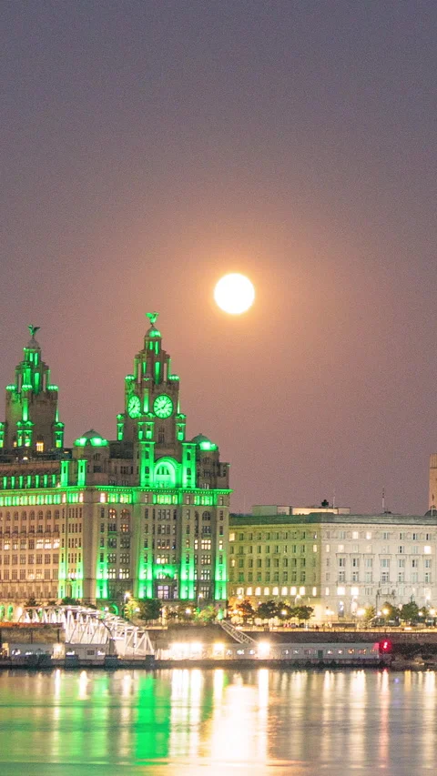 Vertical time lapse video of a full moon over Liverpool waterfront, England Stock Footage 285060193