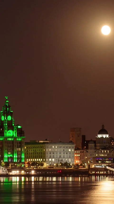 Vertical time lapse video of a full moon over Liverpool waterfront, England Stock Footage 285065211