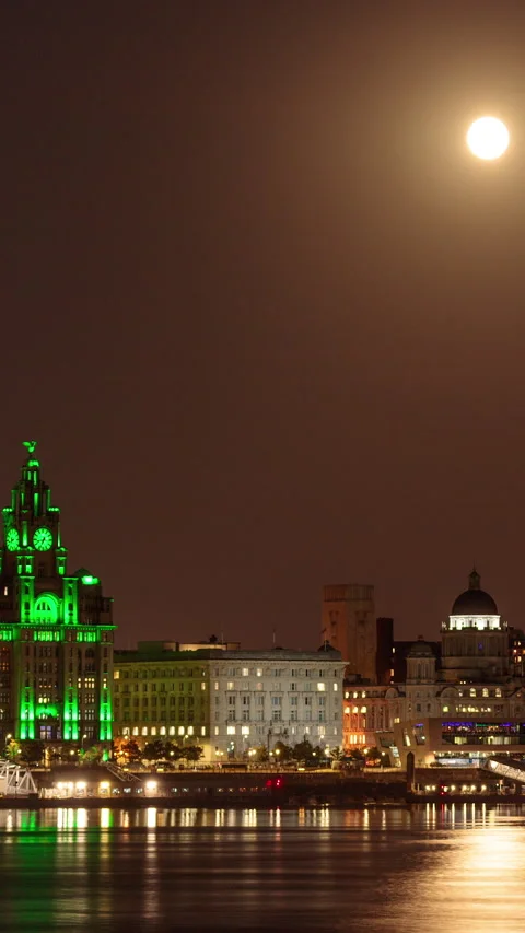 Vertical time lapse video of a full moon over Liverpool waterfront, England Stock Footage 285065524