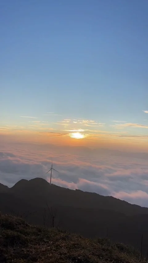 Vertical Time-lapse Wind Turbines Above a Sea of Clouds During a Golden Sunr Vídeos de archivo 328275038