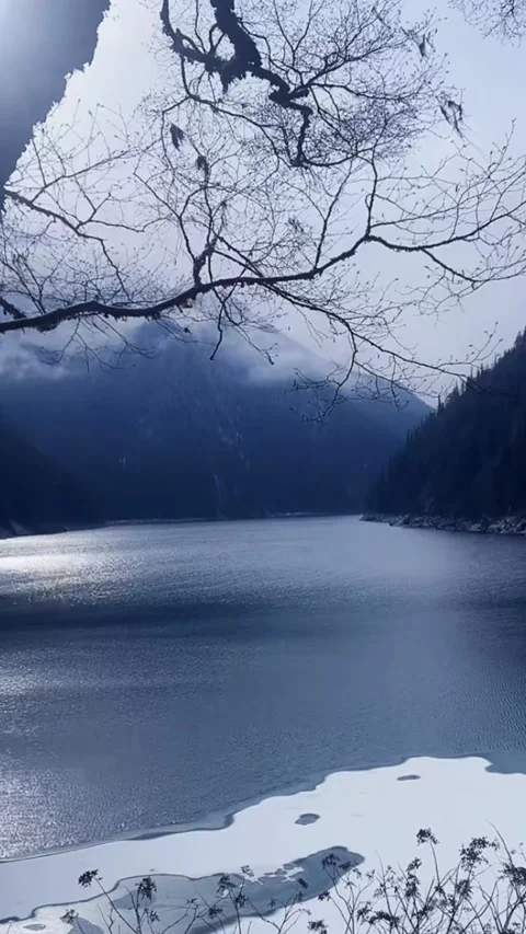 Vertical Time Lapse of Winter Lake Scene in Jiuzhaigou National Park with Mo Vídeos de archivo 326092062