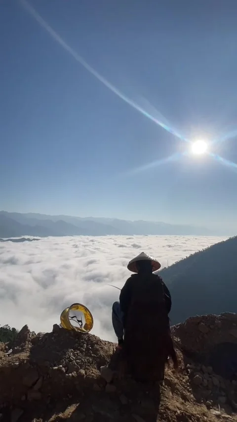 Vertical timelapse of Asian hermit in conical hat fishing in rolling sea of Video stock 327690211