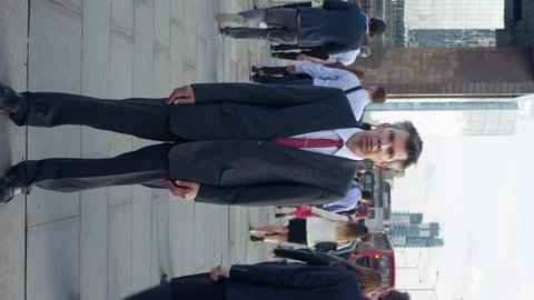 Vertical timelapse of a businessman standing still at rush hour Video stock 106905840