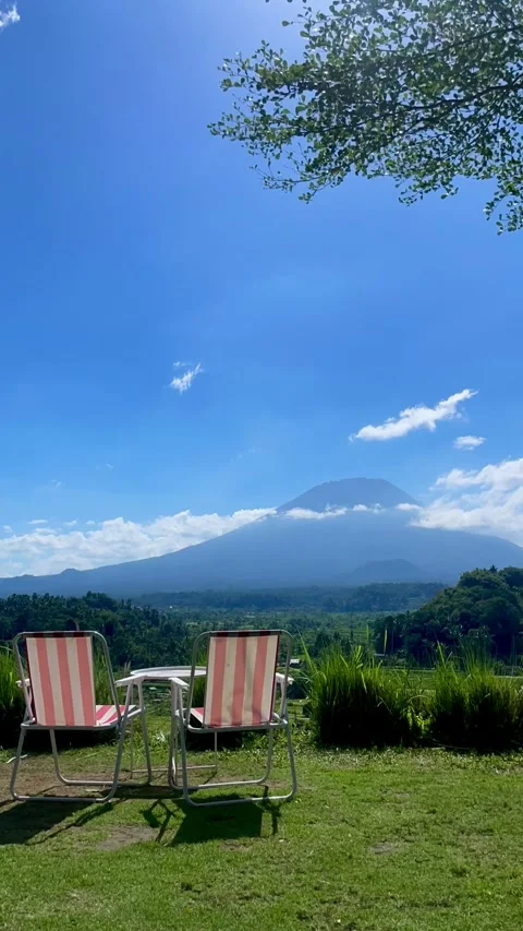 Vertical Timelapse of Camping Chairs Facing Mount Agung View 動画素材 341552105