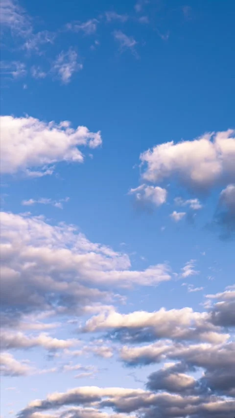 Vertical timelapse of clouds Video stock 327689790