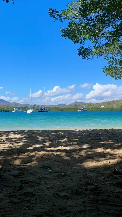 Vertical timelapse of clouds moving over calm ocean and boats in Bali Vidéo 343512033
