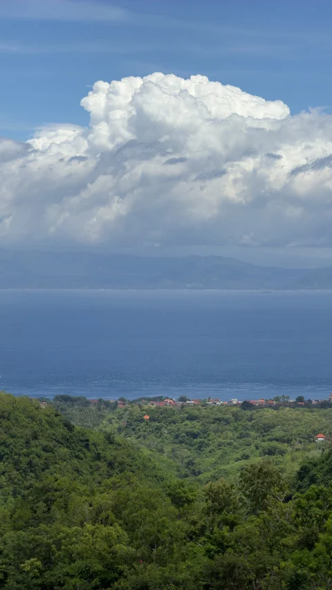 Vertical timelapse of clouds over ocean view toward Bali from Nusa Penida, Indon 스톡 동영상 335299796