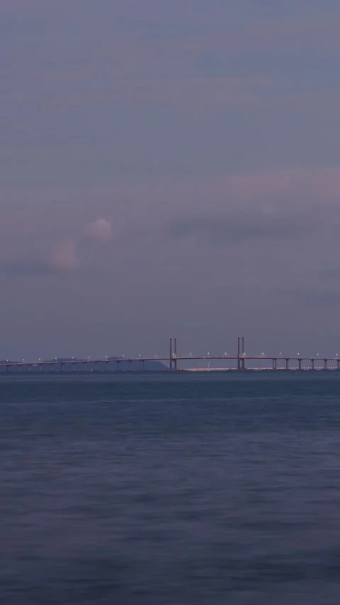 Vertical Timelapse cloudy sunset ray over Penang Bridge over ocean connecti.. Video stock 229751329