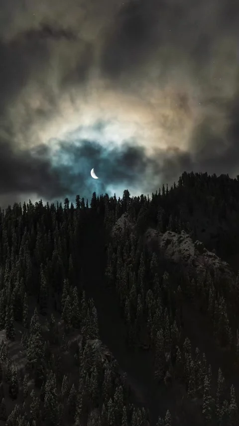 Vertical timelapse of crescent moon with stormy clouds Video stock 328960454