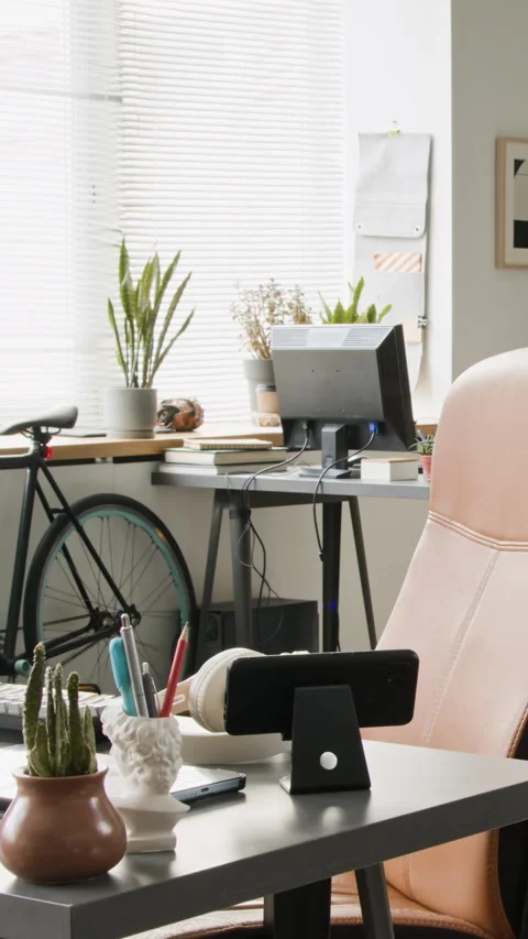 Vertical Timelapse of Diverse Mobile App Developers Working Together in Office Video stock 335937642
