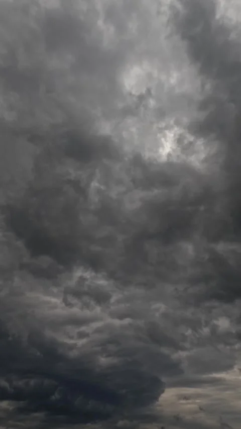 Vertical timelapse of dramatic black clouds during the day. Video stock 306668140