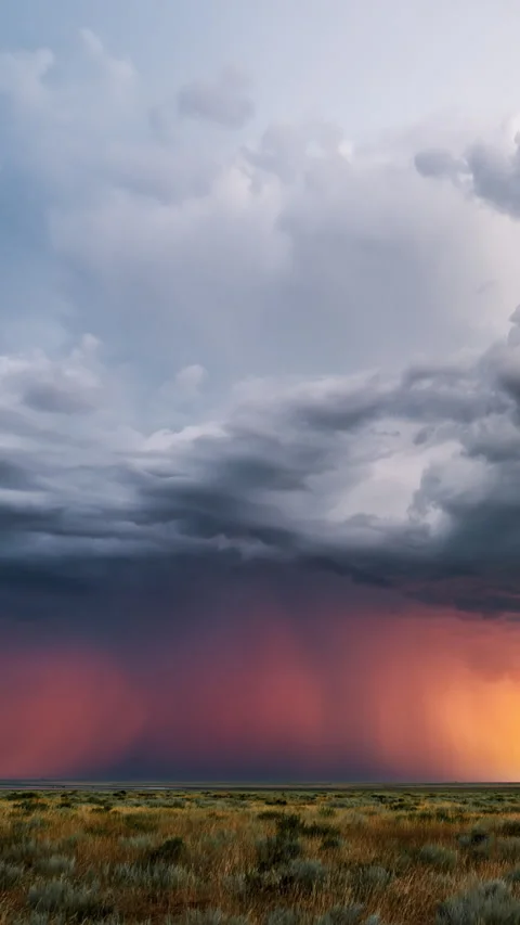 Vertical timelapse of dramatic storm clouds and rain shafts over steppe. 스톡 동영상 330604652