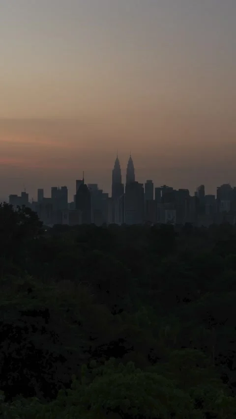 Vertical timelapse landscape view of kuala lumpur city center downtown dist.. Stock-Footage 229751064