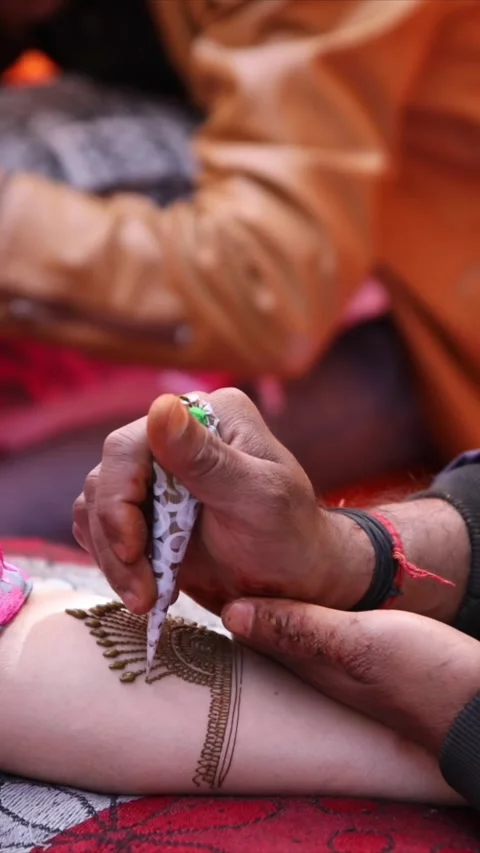 Vertical Timelapse of Mehendi Artist Applying Henna on Bride's Hand Stock Footage 338160764