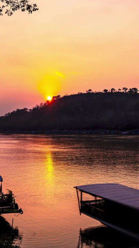 Vertical timelapse of sunset over the Mekong River in Luang Prabang Stock Footage 344366492