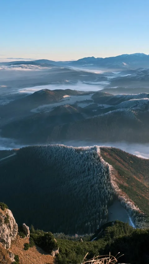 Vertical Timelapse Video of a Mountain Landscape at Sunrise with Rolling Fog in Vidéo 297467717