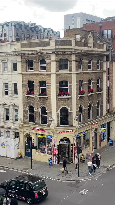 Vertical Timelapse View of Street Corner Building in London England 库存影片 334701734
