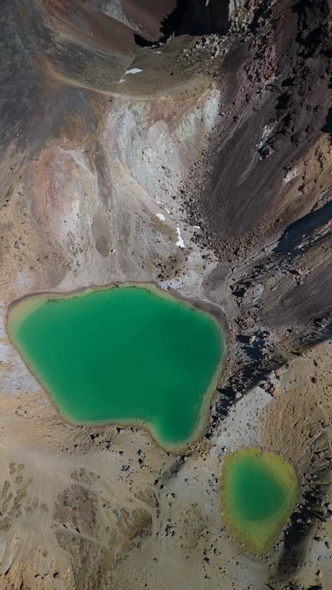 Vertical Top Down Aerial Tongariro Emerald Lake Red Crater New Zealand Vídeo Stock 335510367