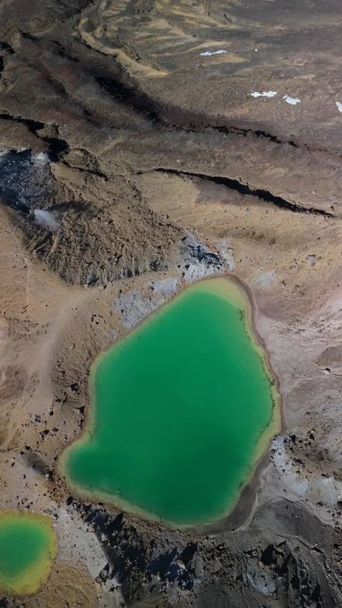 Vertical Top Down Aerial Tongariro Emerald Lake Crater Detail New Zealand Vídeo Stock 335510552
