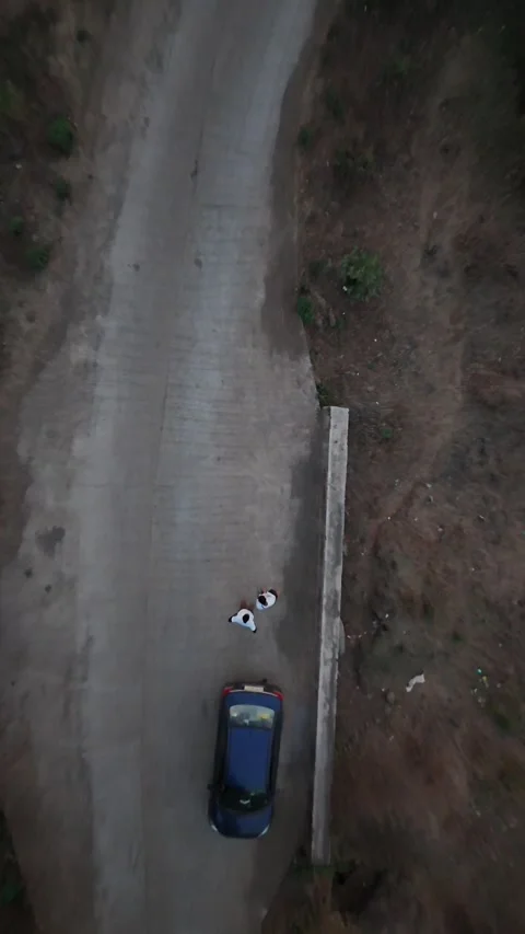 Vertical top down of a car on a country road near Bhandardara India 스톡 동영상 341127305