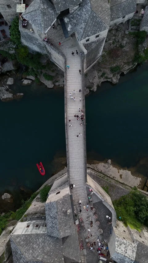 Vertical Top Down Drone Ascent Over Stari Most Bridge and Pedestrians Mostar 4K Vídeos de archivo 337830878