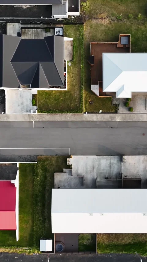 Vertical top-down drone view over Grindavik, Iceland, showing modern homes Vídeo Stock 345994734