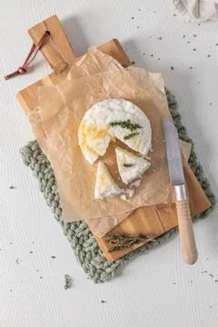 Vertical top-down view of sliced artisanal white cheese drizzled with golde.. 스톡 사진