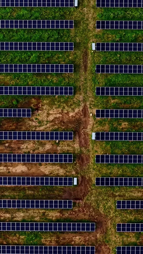 Vertical top down view of solar farm showing symmetrical photovoltaic panel Stock-Footage 332631596