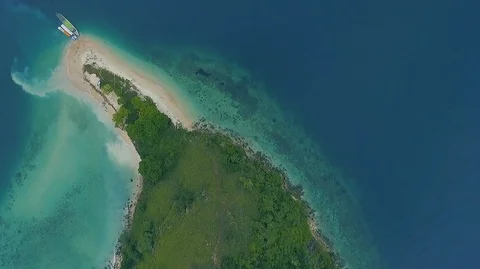 Vertical top view of blue ocean with white sands and boats view. Labuan bajo sec Video stock 129675498