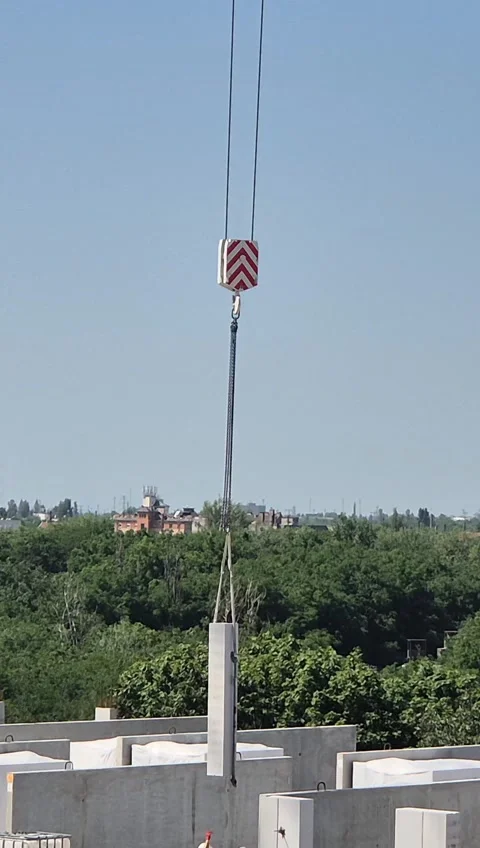 Vertical - Tower crane lifting concrete pylon on site 스톡 동영상 343412822