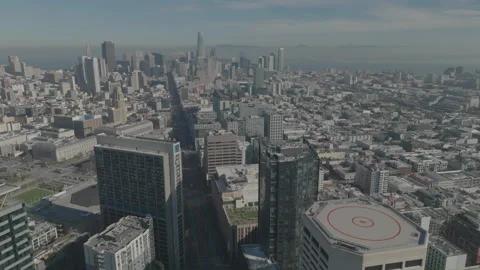 Vertical tracking overall view of SF with buildings foreground Vídeos de archivo 336792693