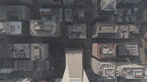 Vertical tracking top-down above Transamerica Pyramid in San Francisco Vídeos de archivo 336793285