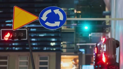 Vertical traffic jam busy city road sign roundabout driving crossroad in evening Vidéo 166756471