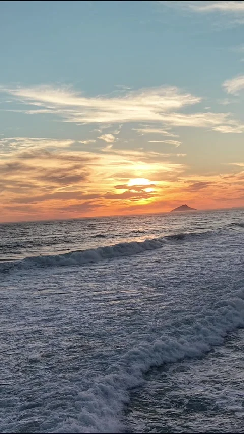 Vertical Tropical Beach Sunset with Rolling Ocean Waves Vídeo Stock 340530495