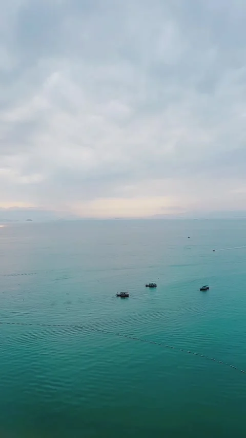 Vertical Tropical Sea View With Small Boats In Sanya Vídeos de archivo 334016300